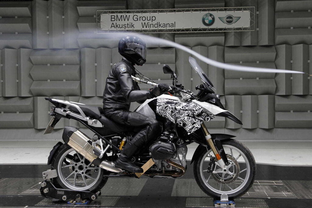 Consejos para conducir con viento tu moto: enfréntate a tu peor enemigo 10 tunel de viento moto