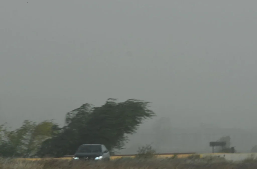 viento fuerte carretera