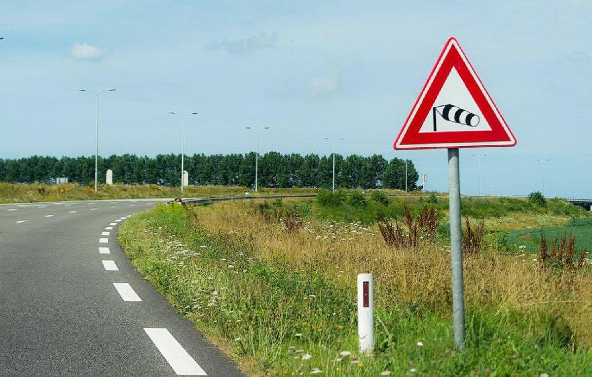 Consejos para conducir con viento tu moto: enfréntate a tu peor enemigo