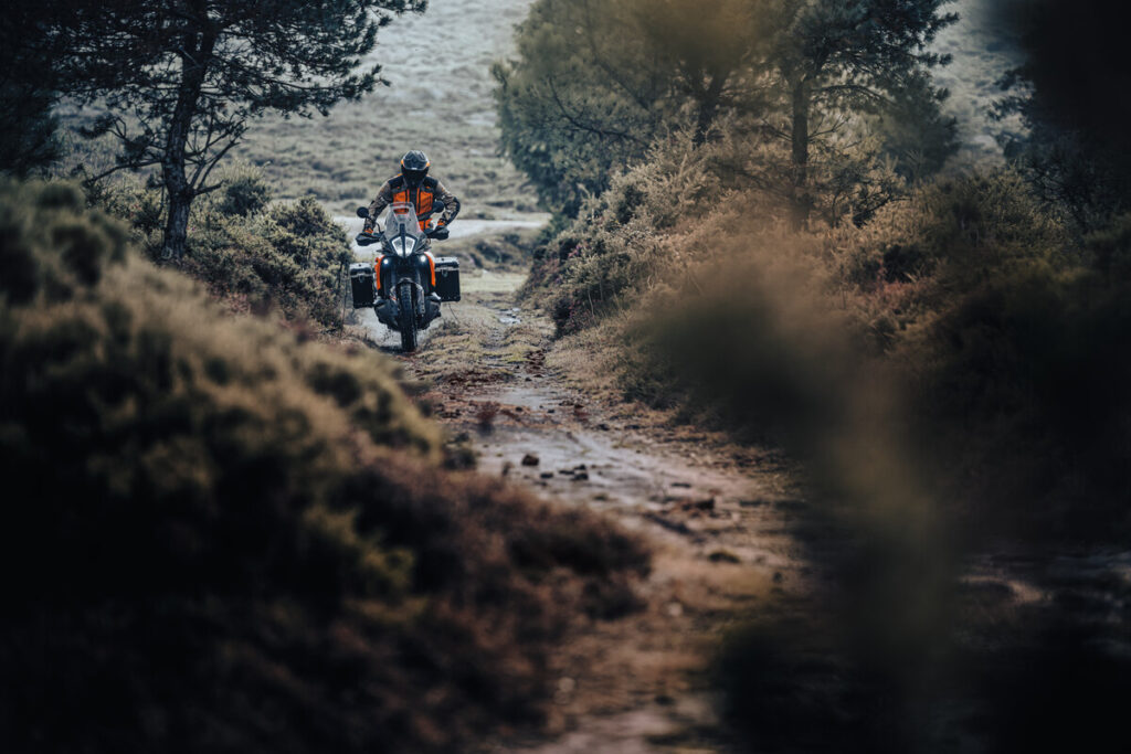 KTM 890 Adventure 2023: el trail más allá del horizonte 14 2023 KTM 890 ADVENTURE accion frontal