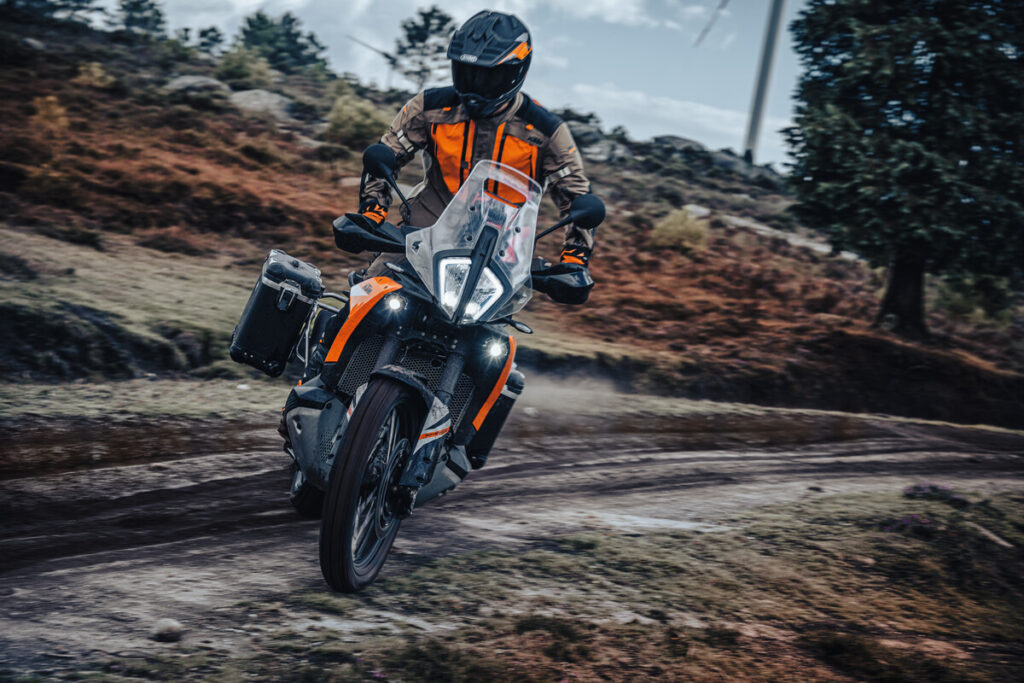 KTM 890 Adventure 2023: el trail más allá del horizonte 12 2023 KTM 890 ADVENTURE accion trescuartos