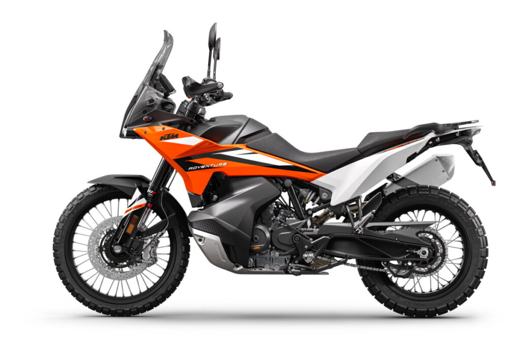 KTM 890 Adventure 2023: el trail más allá del horizonte 11 2023 KTM 890 adventure estudio lateral izquierdo