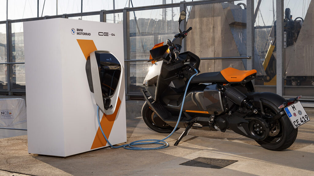 Guía para entender (por fin) las motos eléctricas 16 BMW CE-04-cargador