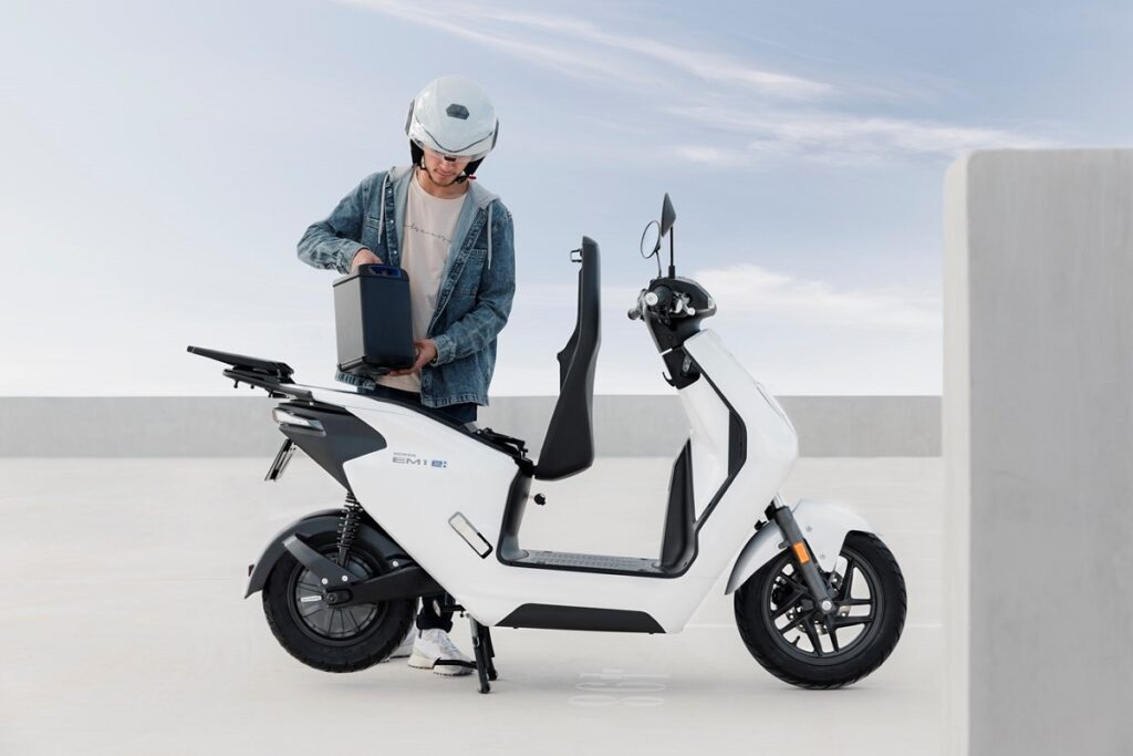 Honda EM1 e:, la movilidad eléctrica que viene según el gigante japonés 13 HONDA EM1 e desmontaje bateria