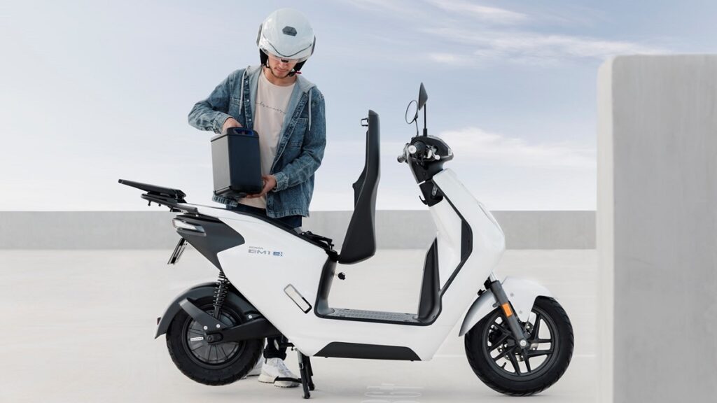 Guía para entender (por fin) las motos eléctricas 14 bateria-scooter-electrico