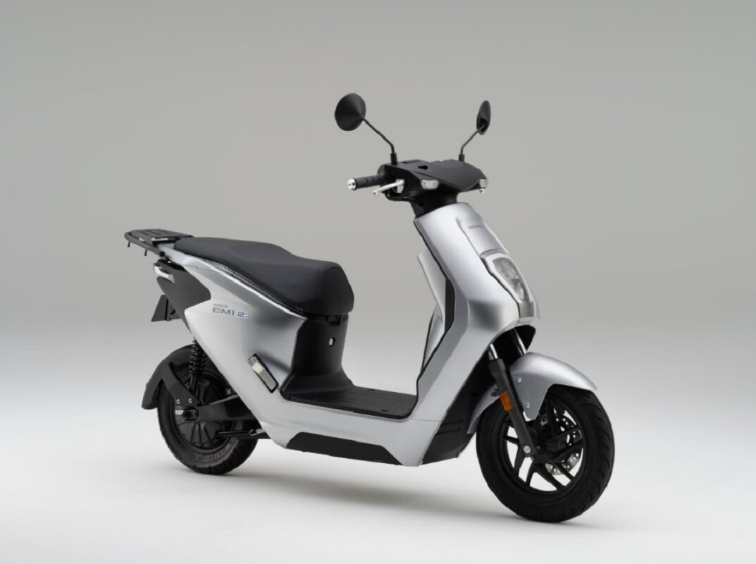 HONDA EM1 e estudio tres cuartos derecho