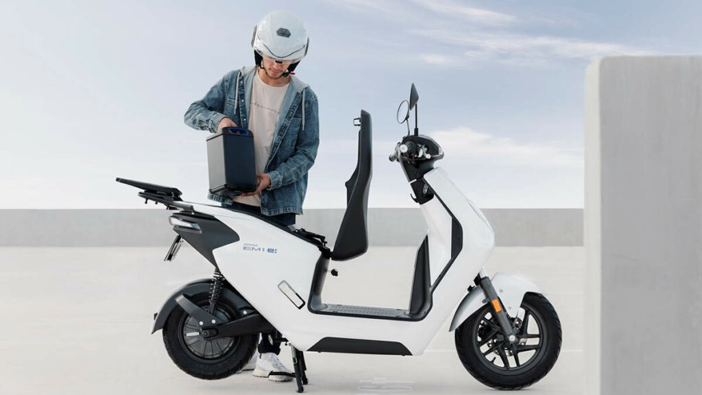Honda reafirma su excelencia en diseño de motos con dos nuevos galardones internacionales del máximo nivel 7 Honda EM1 e: