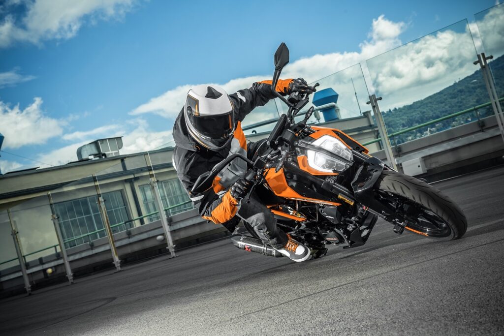 KTM 125 DUKE 2017 accion frontal