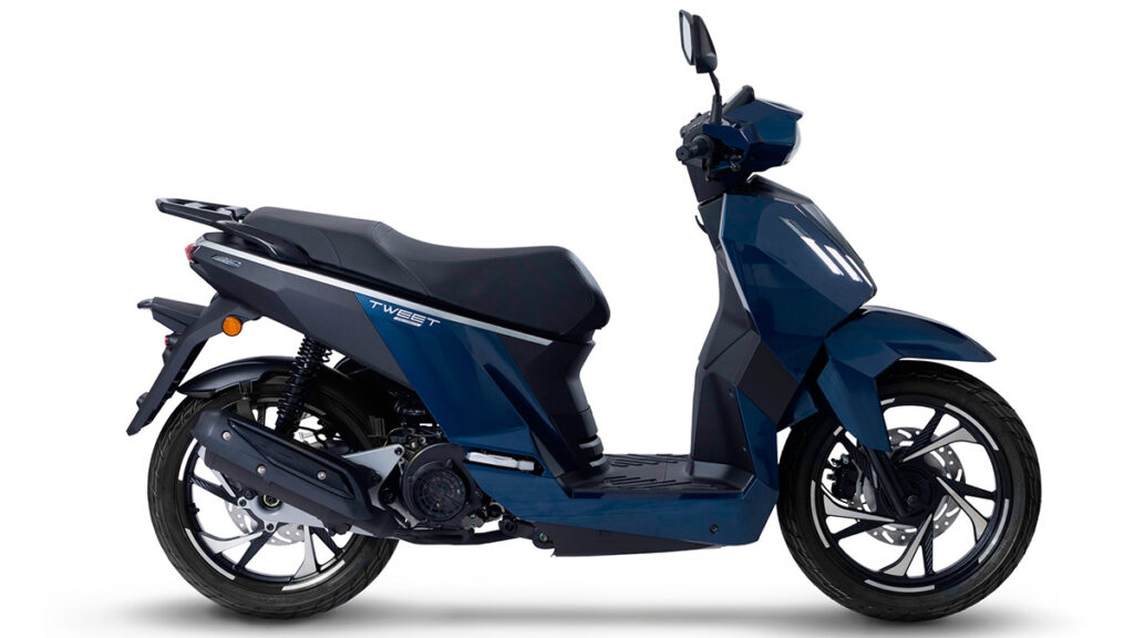 Peugeot Tweet 2023: el súper ventas actualiza su estilo 2 PEUGEOT TWEET Pacific Blue Profile Exhaust BD