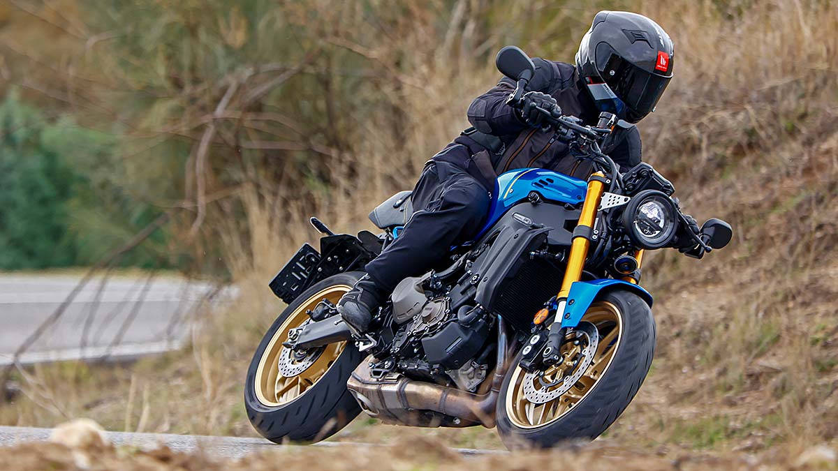La Yamaha XSR900 es la moto perfecta para nostálgicos con la que, además, te ahorras 1.200 euros y el precio del seguro