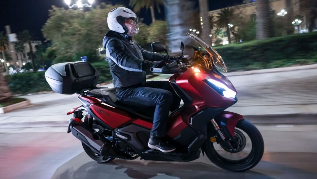 Motivos por los que te pueden multar en moto sin que (seguramente) seas consciente 14 circulacion intermitentes multas