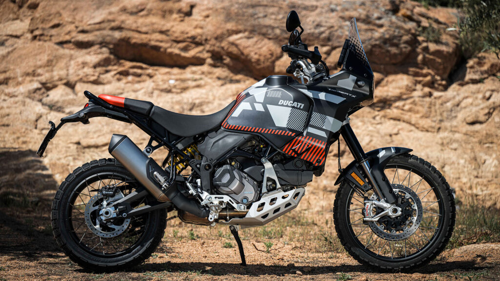 Ducati DesertX 2023: la offroad italiana se abona al negro 2 ducati desertx 2023 3