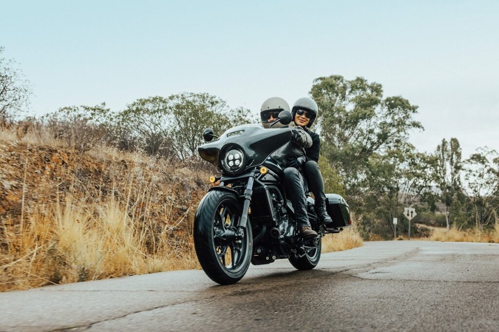 Honda CMX1100T Rebel: la bobber japonesa se va de viaje 8 honda CMX1100T Rebel accion