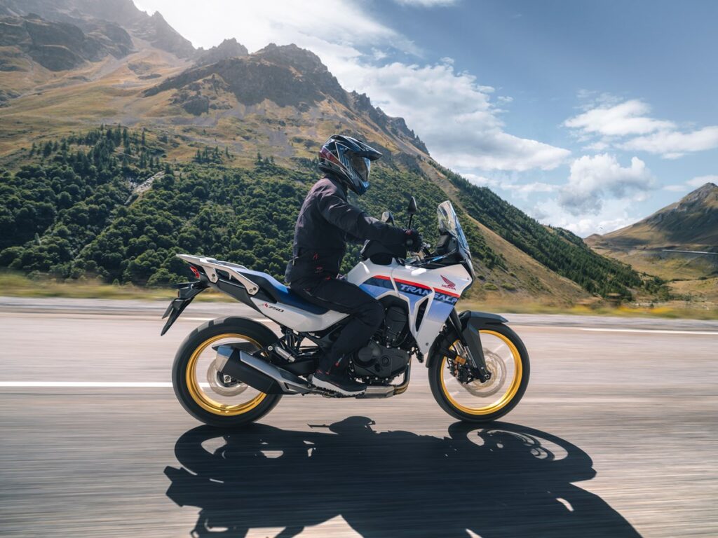 Honda XL750 Transalp: regreso a los orígenes 14 honda XL750 Transalp 2023 accion carretera 1