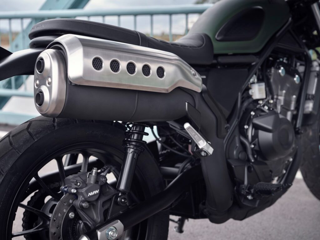 Honda CL500: mezcla retro y scrambler 12 honda cl500 detalle escape salida alta