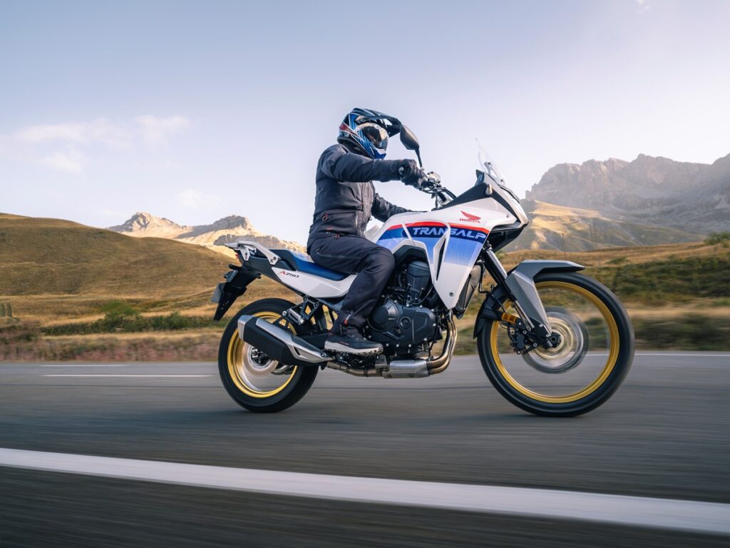 Honda XL750 Transalp: regreso a los orígenes 11 honda xl750 transalp 2023 accion carretera