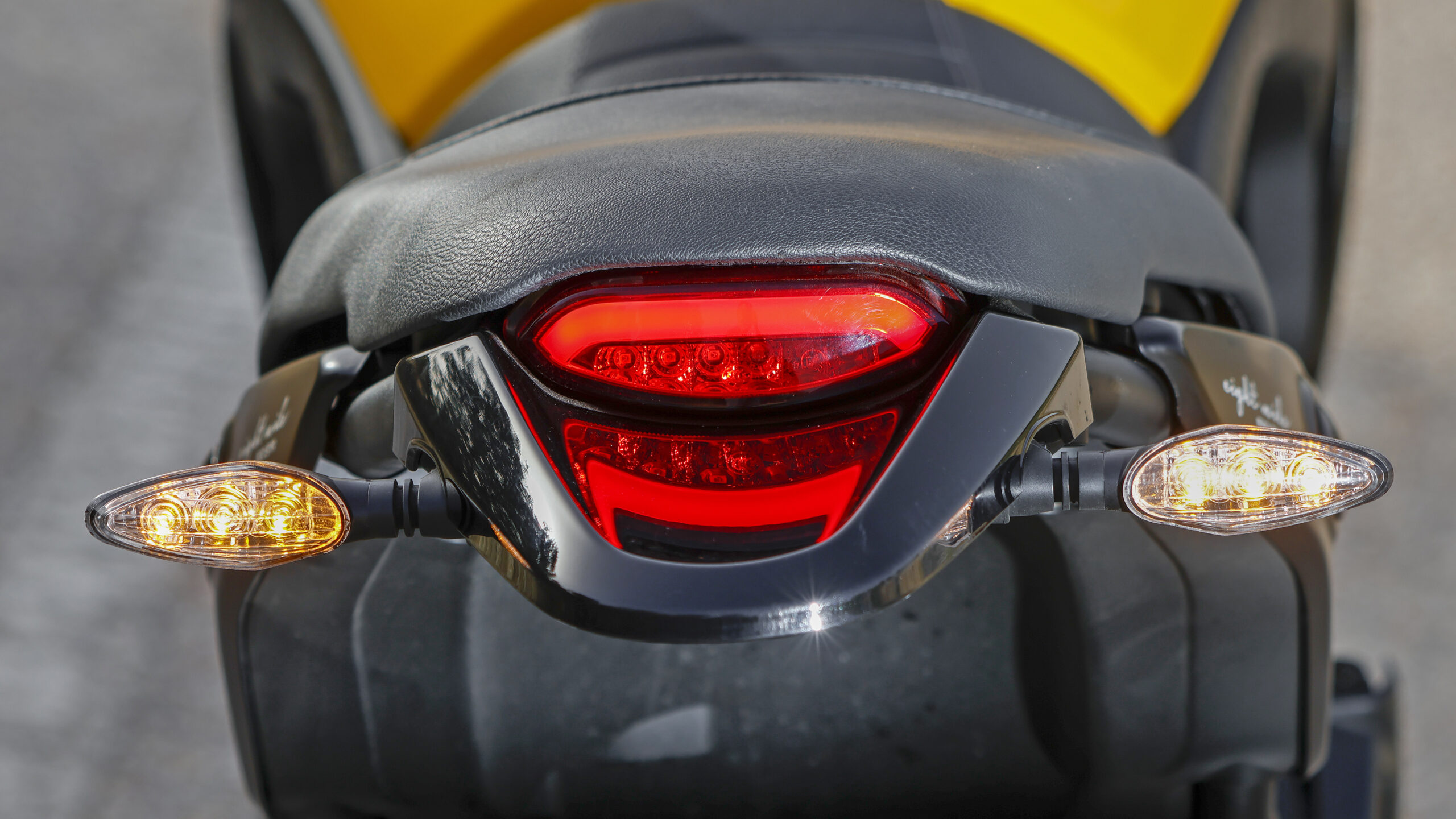 Así son los nuevos intermitentes para moto LED Hi-Tech de Vparts -  Formulamoto