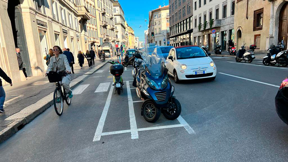 Italia estrena una nueva forma de aparcamiento de motos: ¿llegará a España?