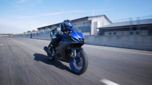 Fotos Yamaha R125: disfruta de la conducción deportiva con el carnet de coche y una financiación a medida