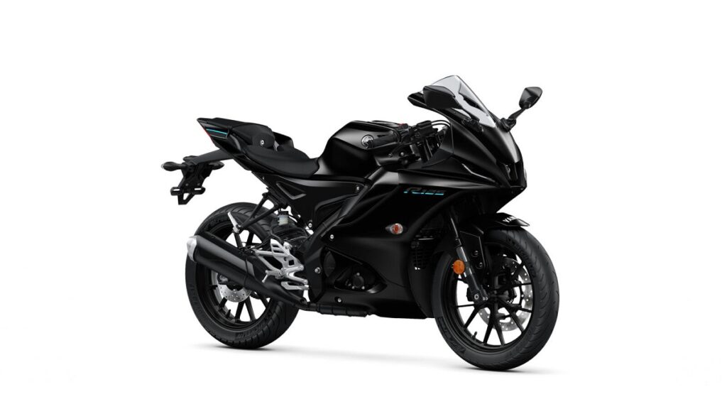 Yamaha R125 2023: cada vez más R1 16 yamaha r125 2023 estudio derecha negra