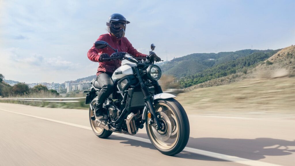 yamaha xsr700 legacy accion barrido derecha