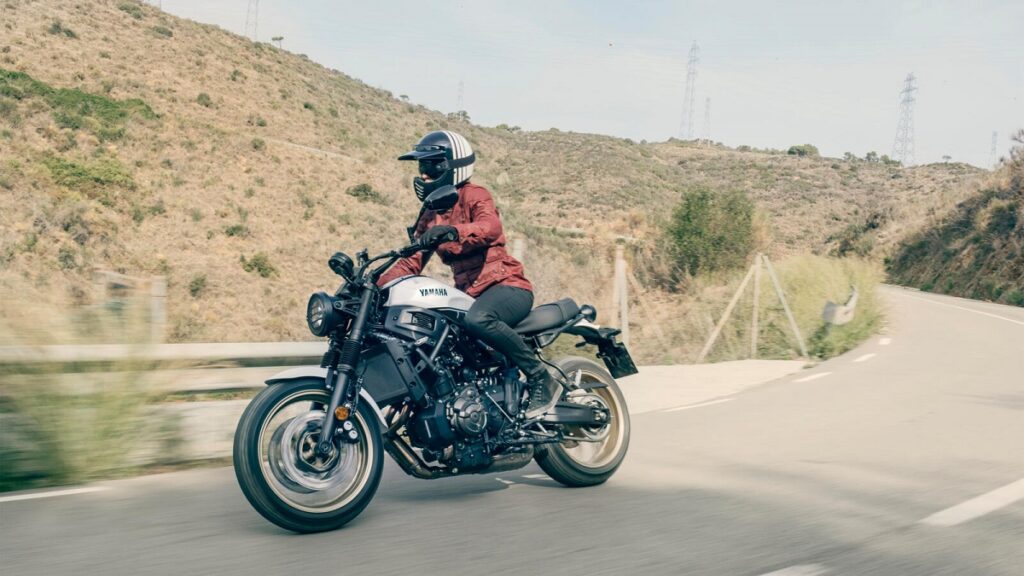 Yamaha XSR700 Legacy: vuelta de tuerca scrambler 10 yamaha xsr700 legacy accion barrido izquierda