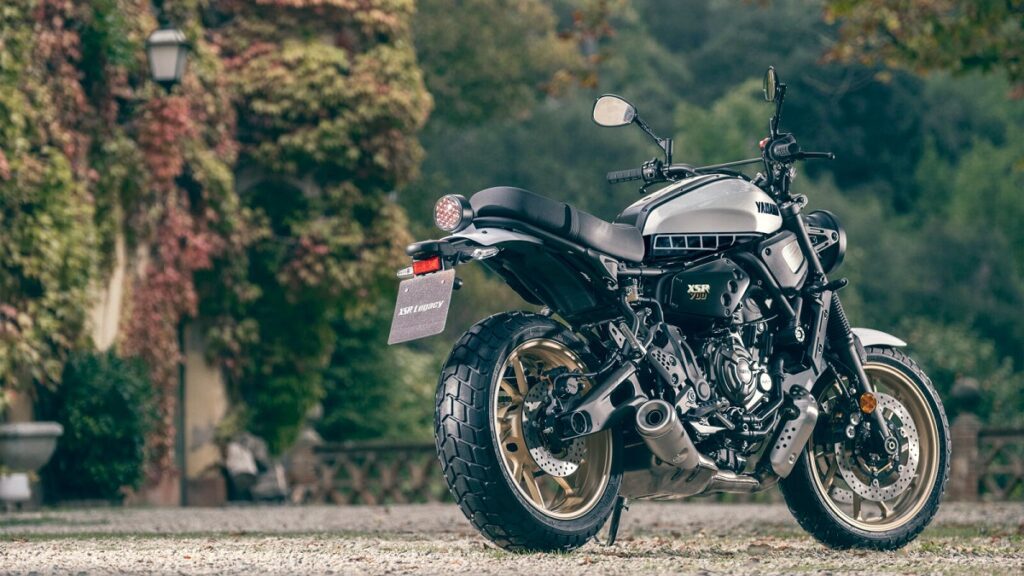 Yamaha XSR700 Legacy: vuelta de tuerca scrambler 12 yamaha xsr700 legacy estatica trasera tres cuartos