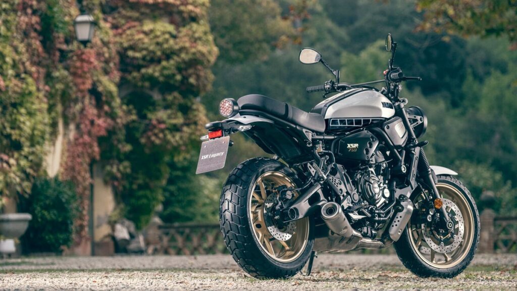 yamaha xsr700 legacy estatica trasera tres cuartos