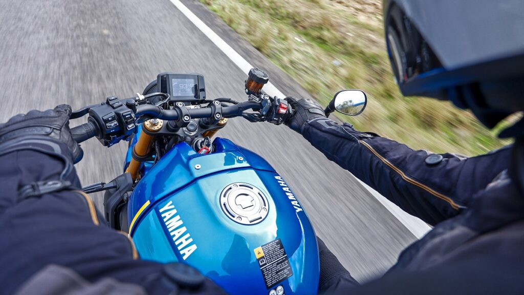 Prueba Yamaha XSR900: oda a los buenos tiempos 17 yamaha xsr900 2022 accion conduccion