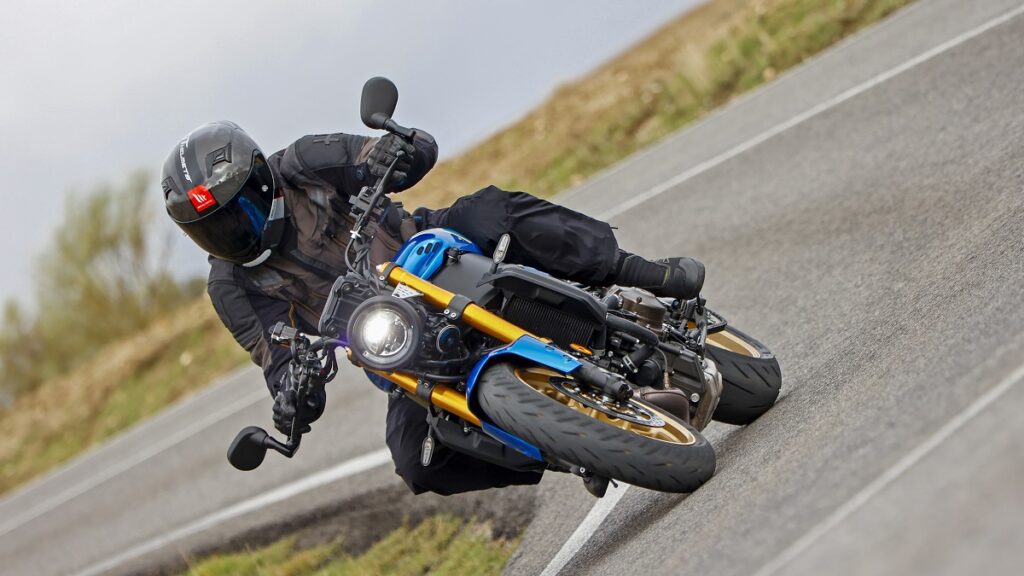 Prueba Yamaha XSR900: oda a los buenos tiempos 11 yamaha xsr900 2022 accion curva derecha