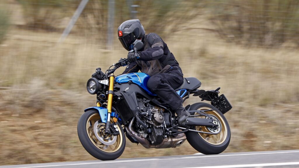 yamaha xsr900 2022 accion derecha