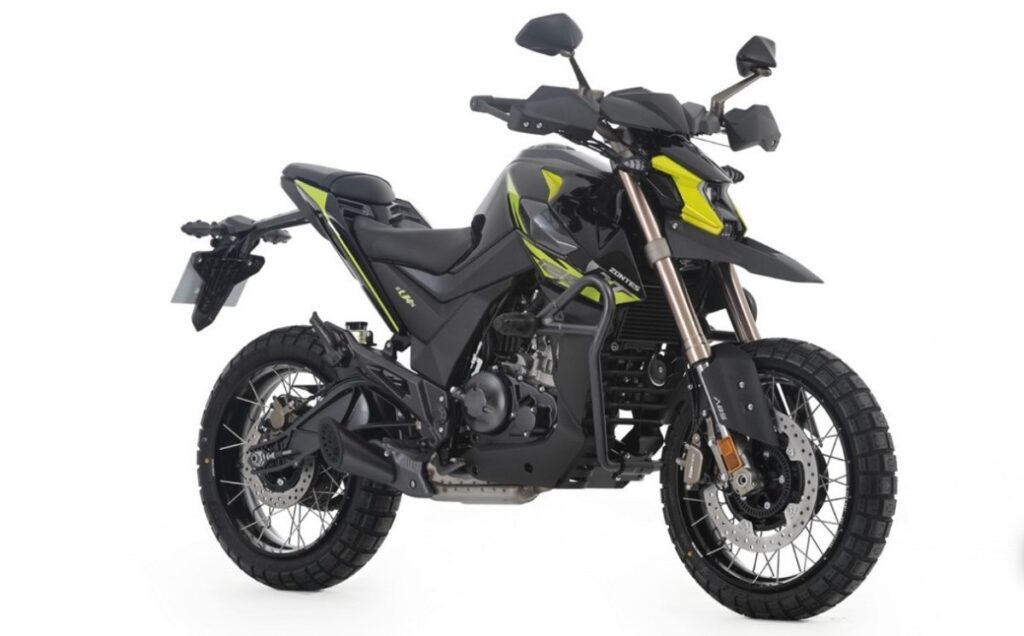 Zontes U1-125: cómo distinguirla del resto de versiones para el carnet de coche B 13 zontes u 1 125 estudio trescuartos derecho