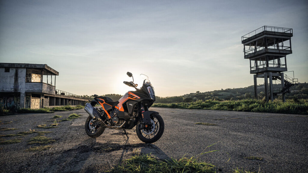KTM 1290 Super Adventure S 2023: nuevos colores y más tecnología 4 2023 KTM 1290 SUPER ADVENTURE S 1