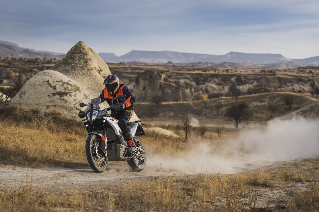 2023 KTM 790 ADVENTURE accion campo izquierda