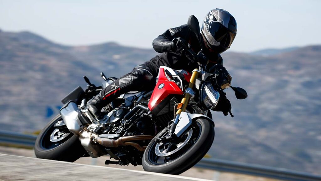 BMW Motorrad: propuestas para una temporada 2023 llena de satisfacciones 9 BMW F 900 R