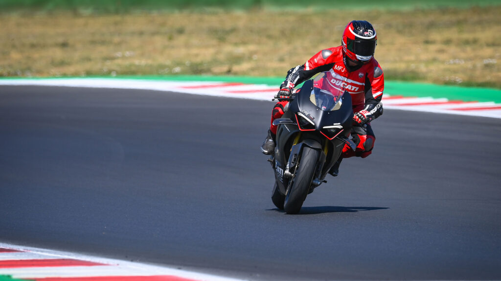 Ducati anuncia sus experiencias para 2023: carretera, circuito y tierra a raudales 3 DucatiRidingExperience 2023 6 UC470399 High
