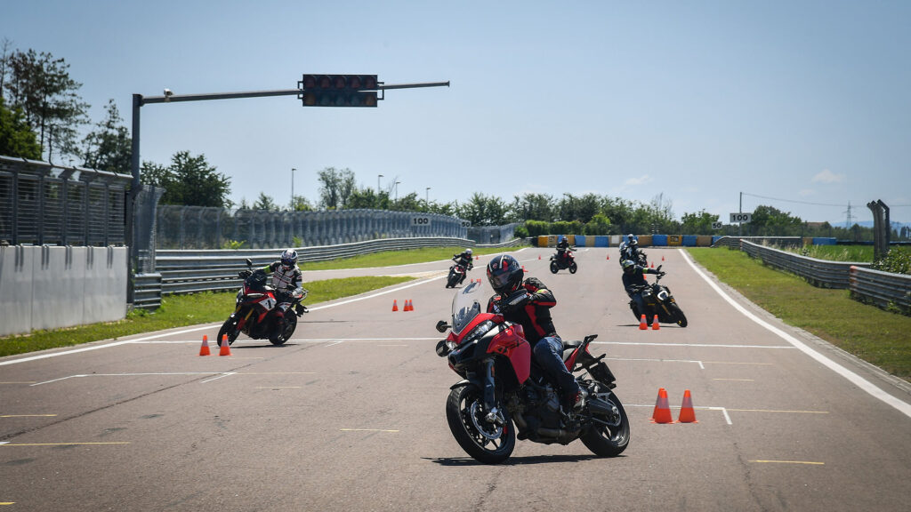 Ducati anuncia sus experiencias para 2023: carretera, circuito y tierra a raudales 4 DucatiRidingExperience 2023 9 UC470401 High
