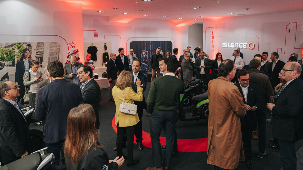 Interior flagship store Silence Lisboa durante la inauguracion