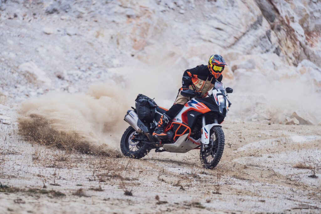 KTM 1290 Super Adventure R 2023: sigue la aventura más radical sin límites 9 KTM 1290 SUPER ADVENTURE R accion derecha