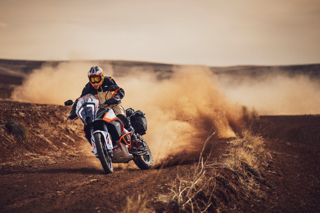 KTM 1290 Super Adventure R 2023: sigue la aventura más radical sin límites 8 KTM 1290 SUPER ADVENTURE R accion izquierda