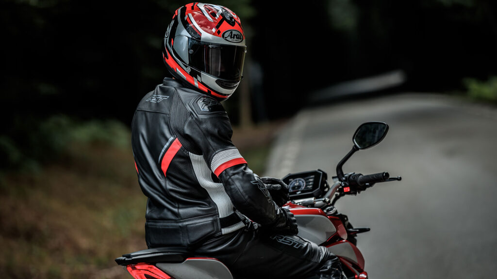 La forma redonda de los cascos Arai tiene más motivos de los que imaginas y todos ellos contribuyen a reforzar la seguridad 10 Arai