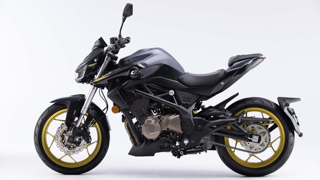 Con la compra de la QJ Motor SRK 400 te ahorras 600 euros, te llevas el seguro gratis y disfrutas de una gantía oficial de 6 años 12 QJ Motor SRK 400 042