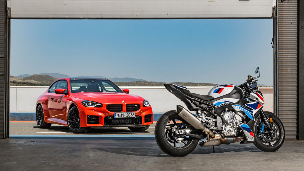 La BMW M 1000 R y el BMW M2 frente a frente en circuito 2 bmw m 1000 r vs m2 3