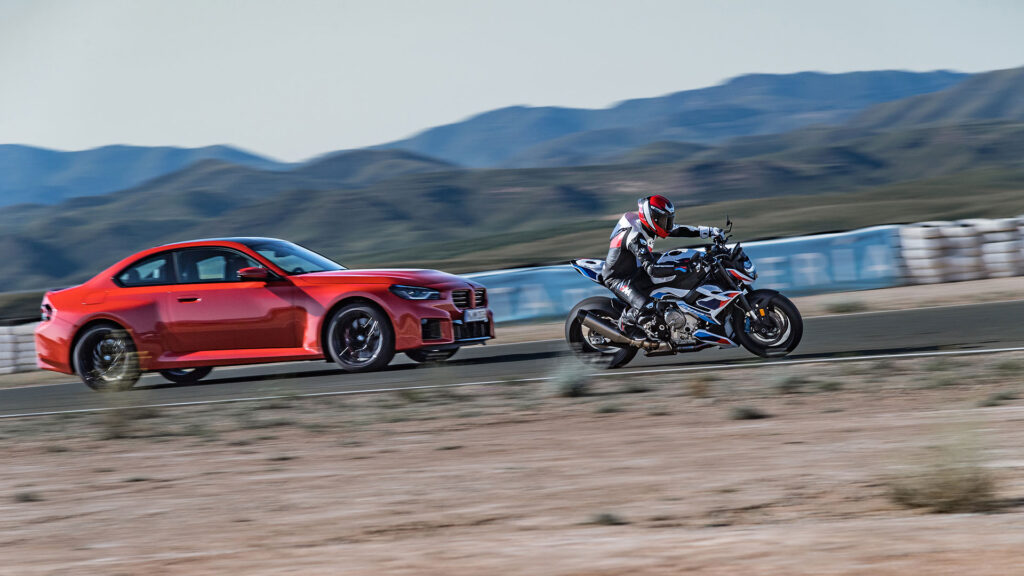 La BMW M 1000 R y el BMW M2 frente a frente en circuito 3 bmw m 1000 r vs m2 5