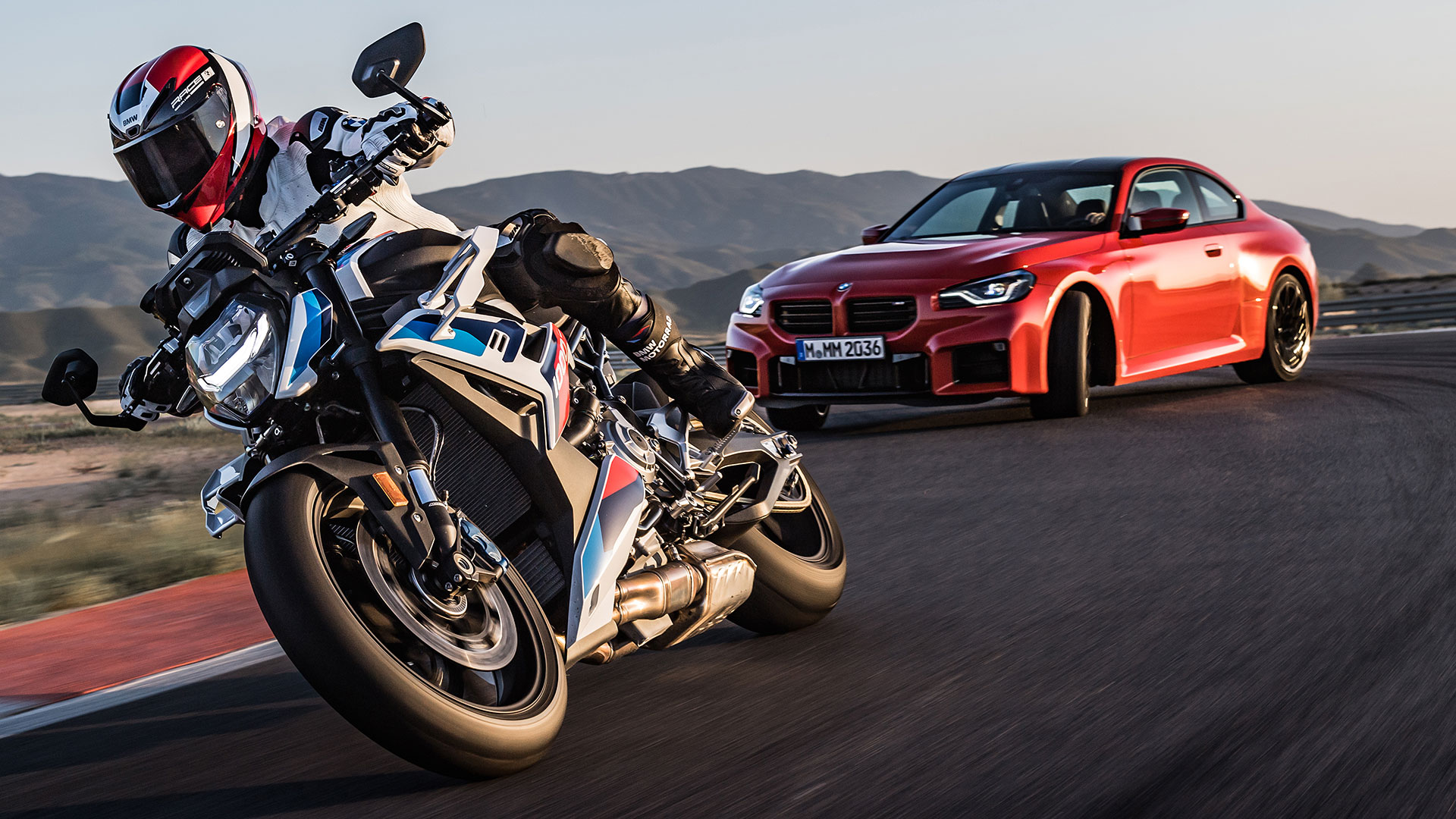 La BMW M 1000 R y el BMW M2 frente a frente en circuito