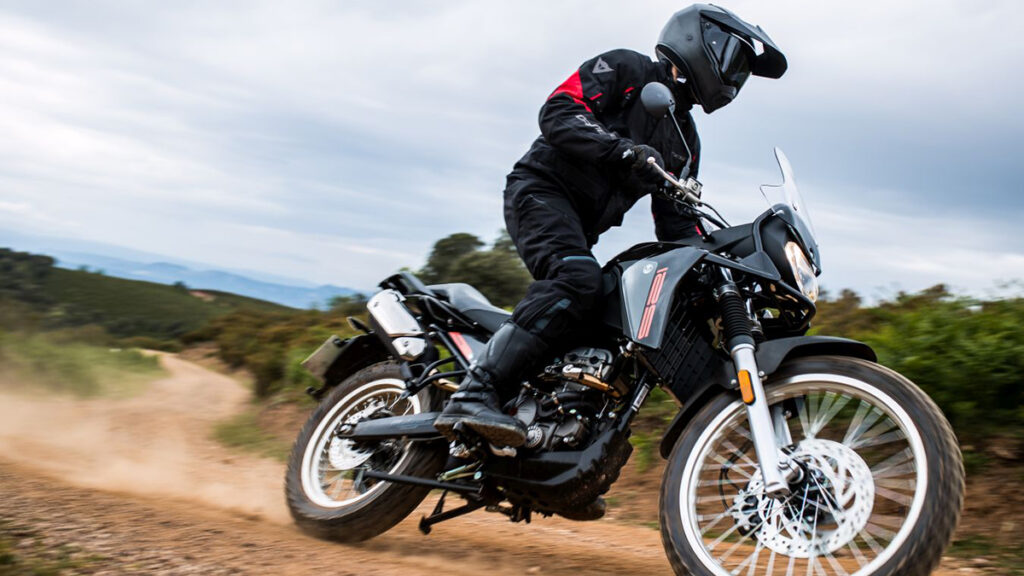 Tipos de cascos de moto y recomendaciones de uso 15 casco trail accion campo