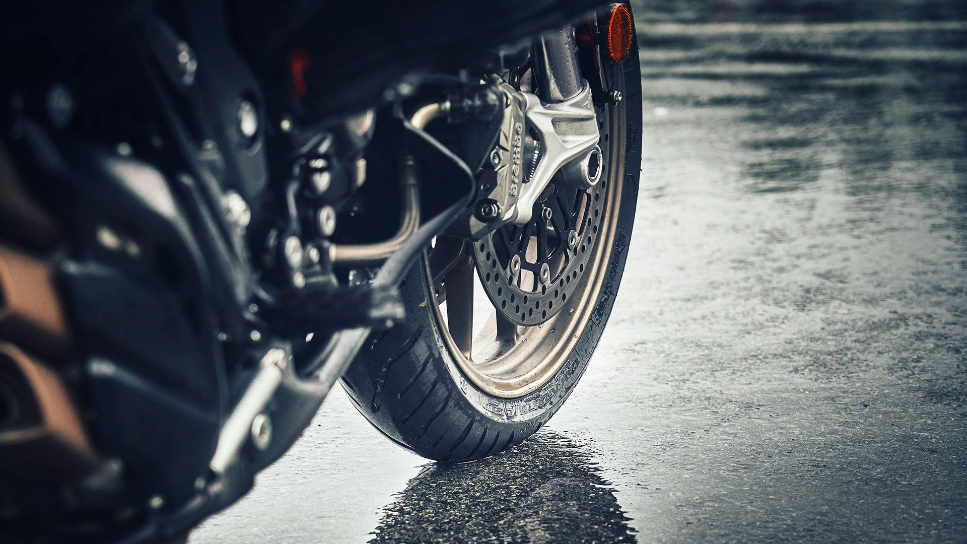 Rodar en moto en  invierno: consejos de la mano de los expertos de Bridgestone