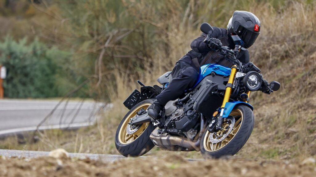 Por qué no rodar en tu moto naked sin un equipamiento adecuado 14 equipamiento naked invierno