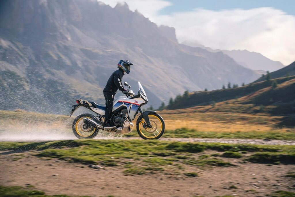 ¿Tienes una moto trail? Así debes equiparte para aprovecharla al máximo 12 equipamiento trail accion derecha campo