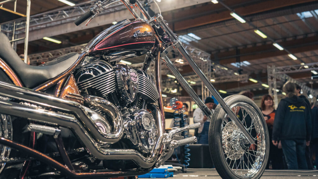 Esta espectacular customización de una Indian Chief Dark Horse se lleva el European Biker Build-Off 2022 2 indian chief purple haze 1